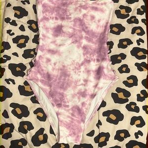 This is a tie dye swim suit it’s quite beautiful it’s sad that I can’t fit it 😭